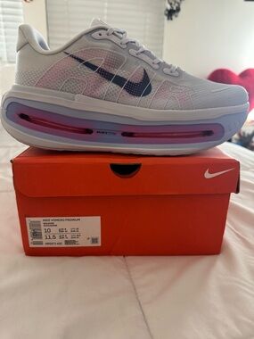 Brand New w/Box Nike Vomero Premium Ice Blue /Pink Women’s Size 11.5 or Men’s 10